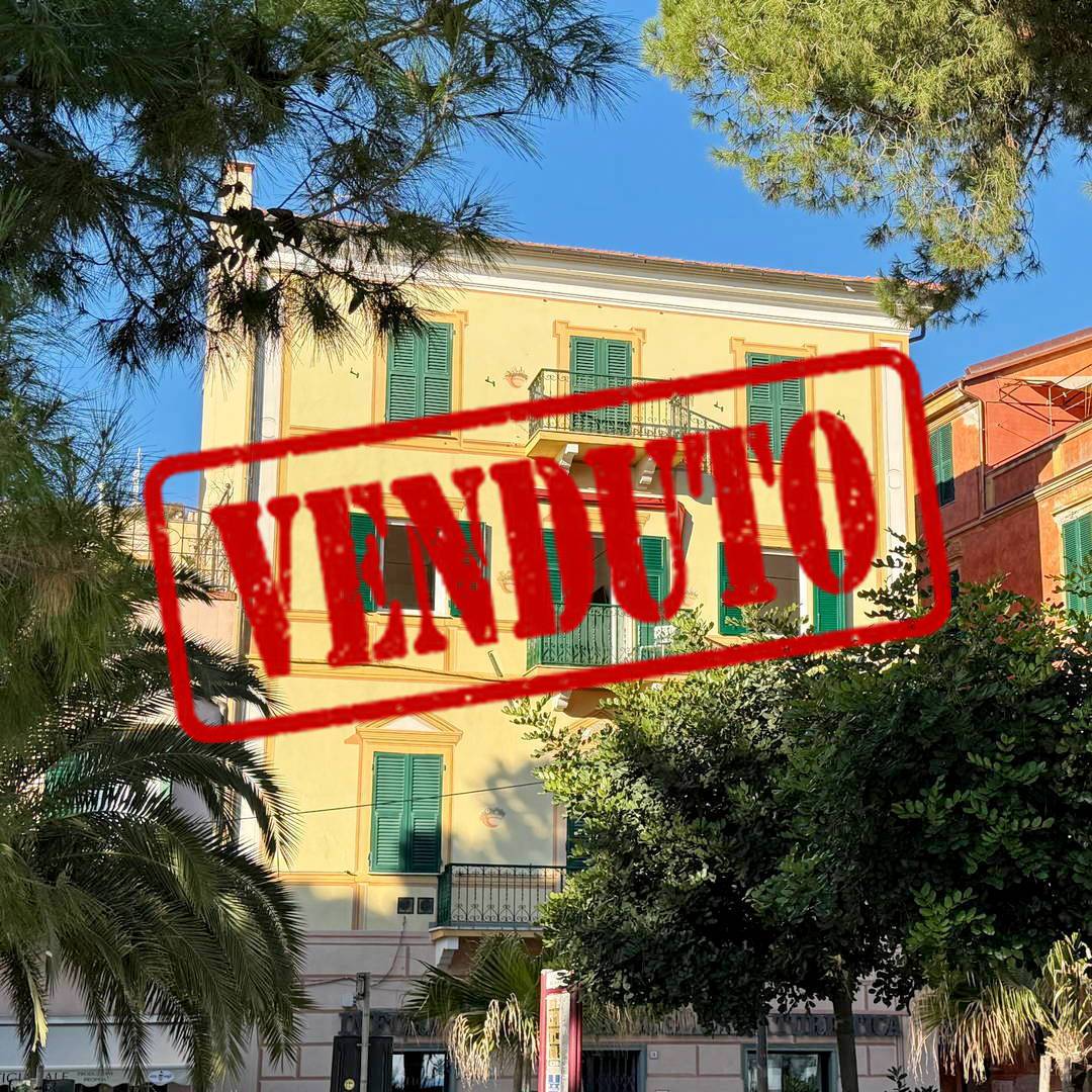 A Finale Ligure Marina quadrilocale fronte mare nel centro storico ristrutturato a nuovo